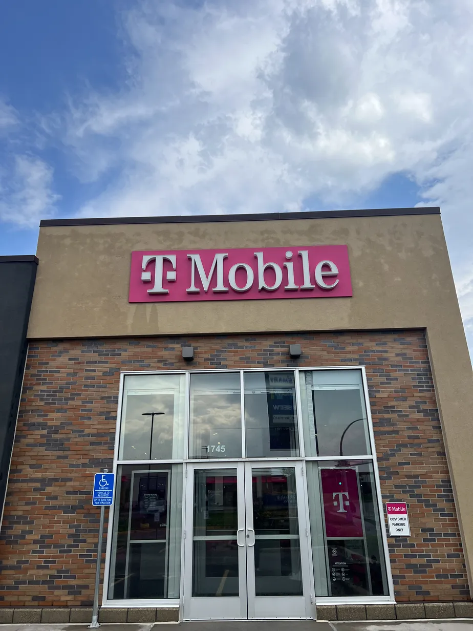 Foto del exterior de la tienda T-Mobile en W County Rd B2 & Fairview Ave, Roseville, MN