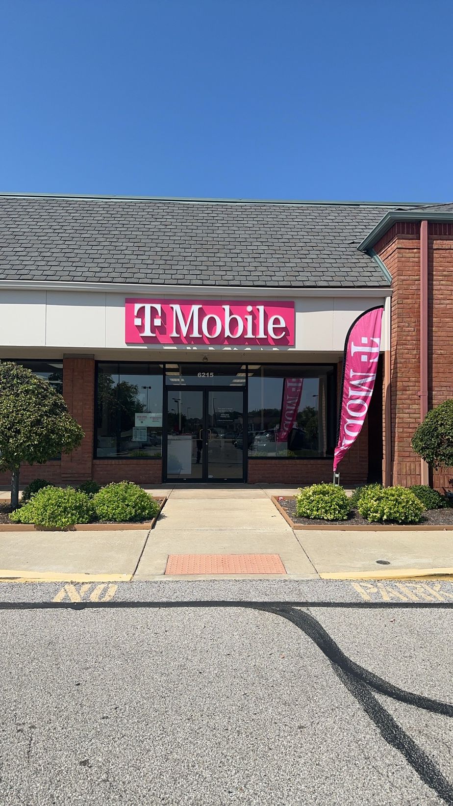 Exterior photo of T-Mobile Store at Mid Rivers Mall & Saint Peters, Saint Peters, MO