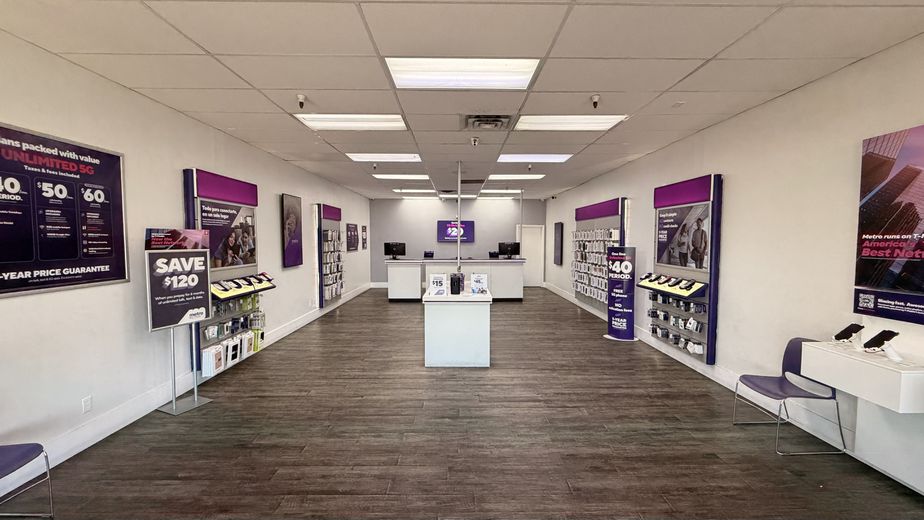 Metro by T-Mobile 5555 Zuni Rd SE - 5555 Zuni Rd SE 