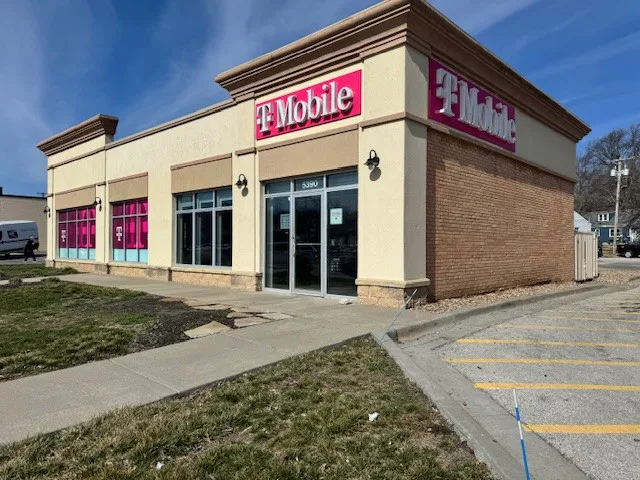  Exterior photo of T-Mobile Store at Johnson Dr & Birch St, Mission, KS 