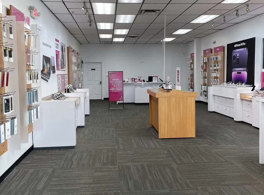 Foto del interior de la tienda T-Mobile en Haggerty Rd & Haggerty Hwy, West Bloomfield, MI