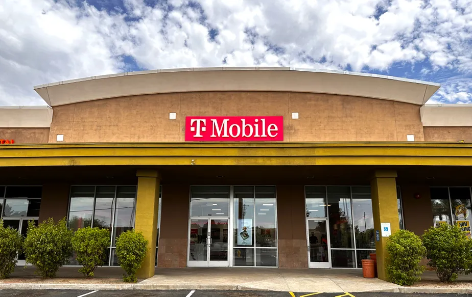 Foto del exterior de la tienda T-Mobile en E Baseline Rd & S Power Rd, Mesa, AZ