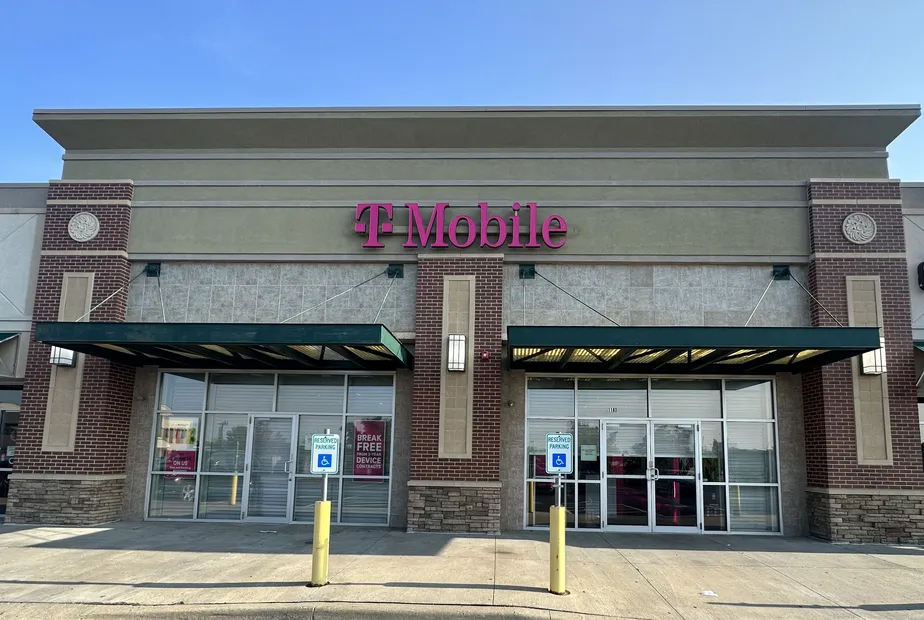  Exterior photo of T-Mobile Store at Liberty Triangle, Liberty, MO 