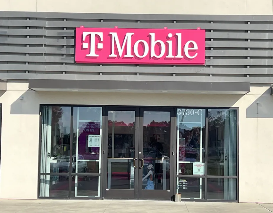  Exterior photo of T-Mobile Store at I-49 Frontage Rd & Sonnier Rd, Carencro, LA 