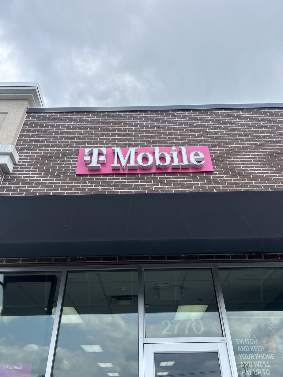 Exterior photo of T-Mobile Store at Alexandria Way & Myrtle Ave, Highland Heights, KY