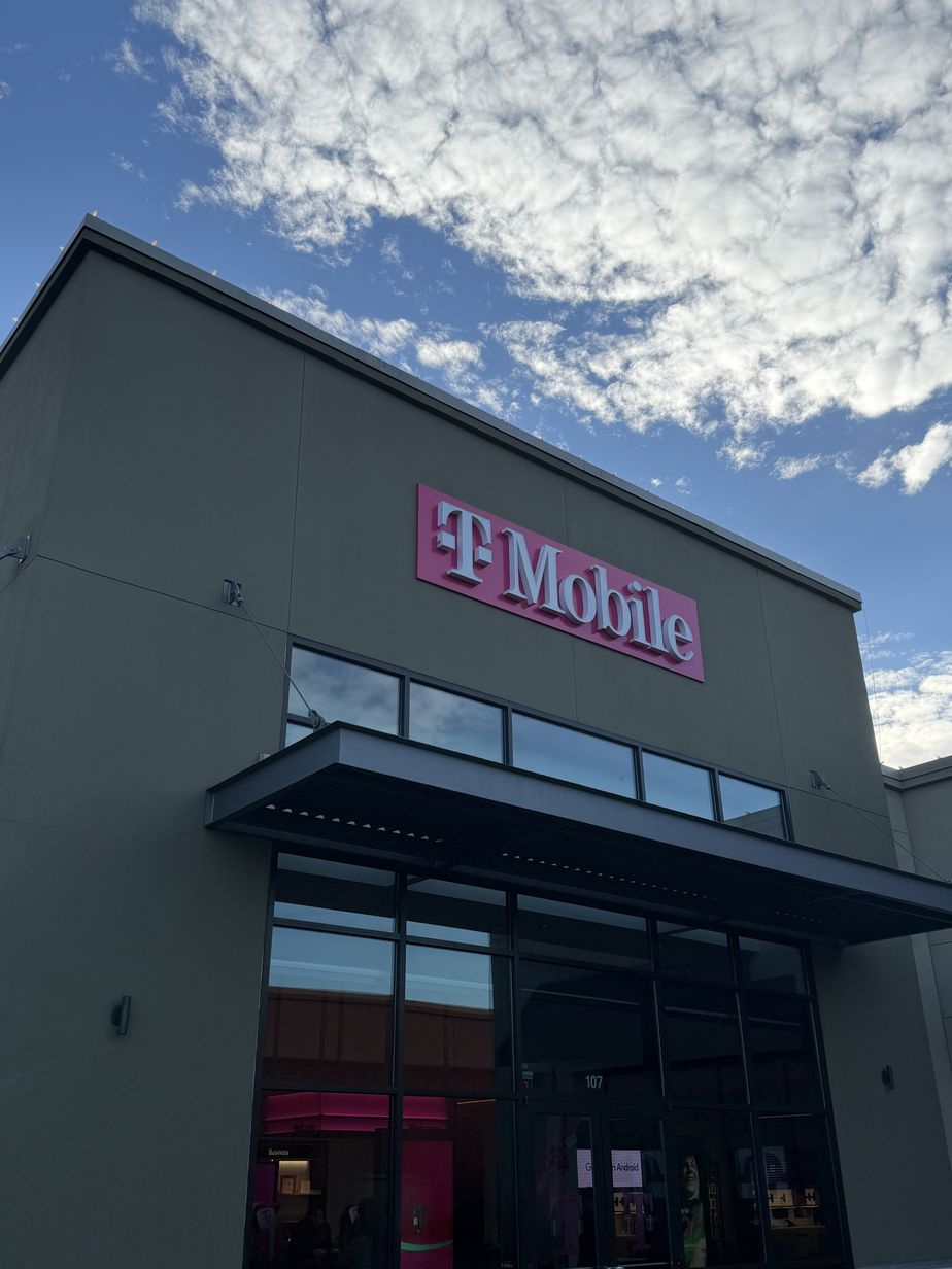 Foto del exterior de la tienda T-Mobile en Kent Station, Kent, WA