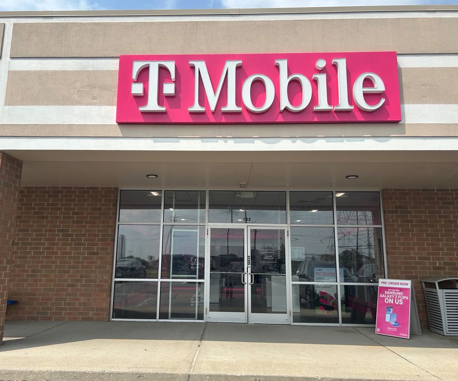 Exterior photo of T-Mobile Store at N Bend Rd & I-275, Hebron, KY