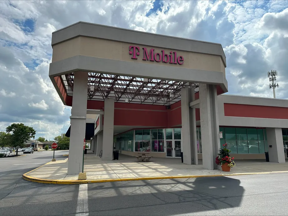 Foto del exterior de la tienda T-Mobile en Dorothy Ln & Woodman Dr, Kettering, OH