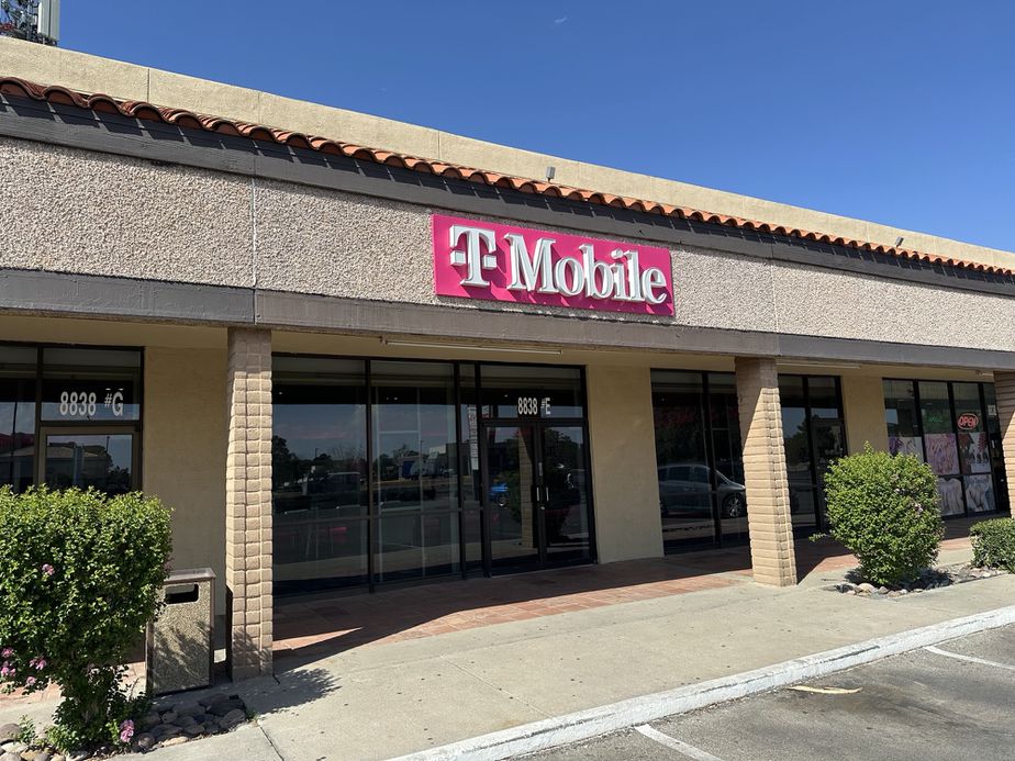 Exterior photo of T-Mobile Store at Viscount Village, El Paso, TX