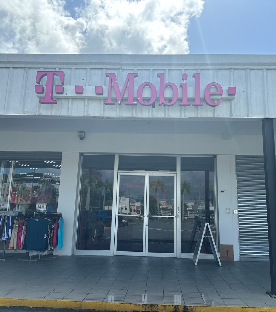 Exterior photo of T-Mobile Store at Plaza Guaynabo, Guaynabo, PR