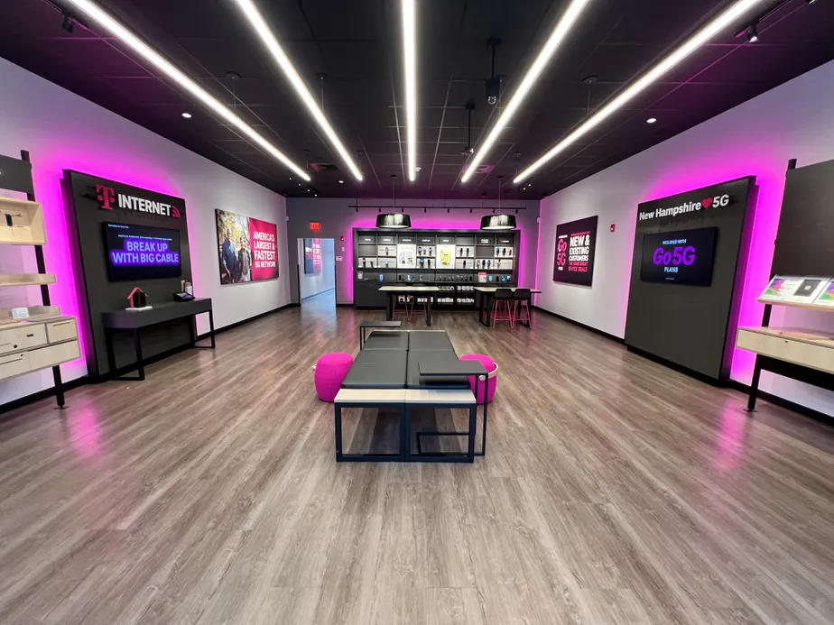 Foto del interior de la tienda T-Mobile en Capitol Shopping Center, Concord, NH