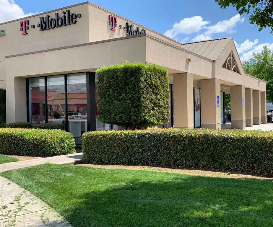 Foto del exterior de la tienda T-Mobile en Jensen & Bethel, Sanger, CA