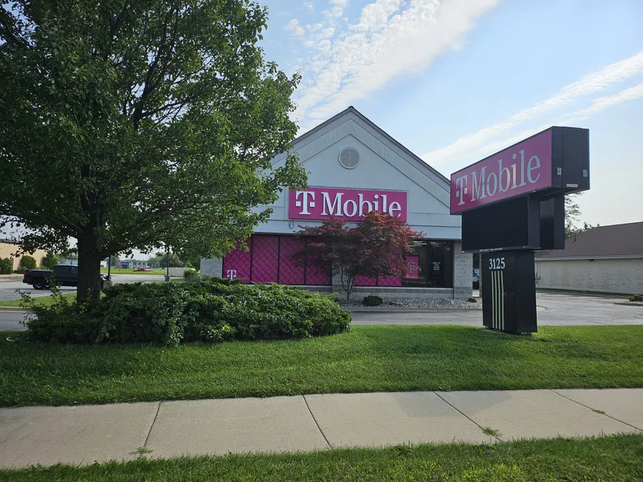 Foto del exterior de la tienda T-Mobile en Tittabawassee Rd & Fortune Blvd, Saginaw, MI