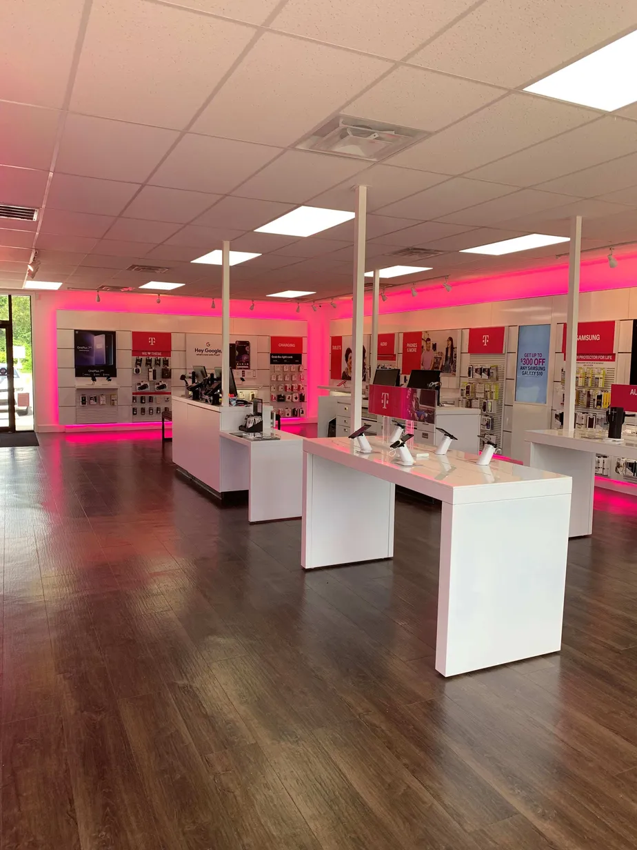 Interior photo of T-Mobile Store at US 9 & Murray Grove Ln, Lanoka Harbor, NJ