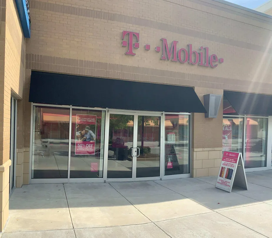 Exterior photo of T-Mobile store at Valdosta Mall 4, Valdosta, GA