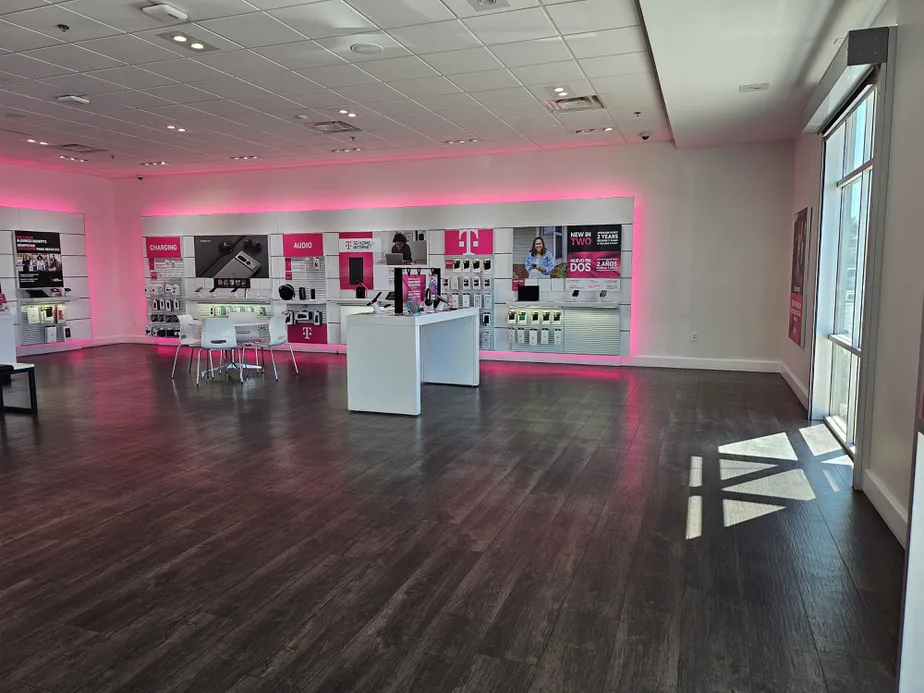 Foto del interior de la tienda T-Mobile en Mcdowell & 43rd, Phoenix, AZ