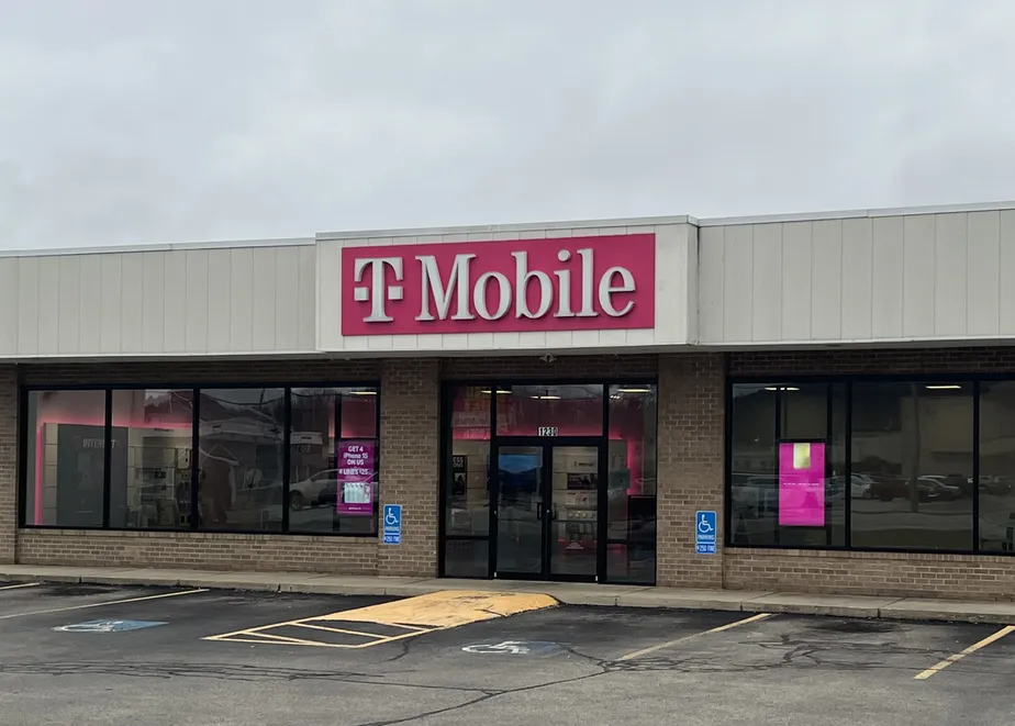 Exterior photo of T-Mobile Store at Bridge St & Central Ave, Chillicothe, OH