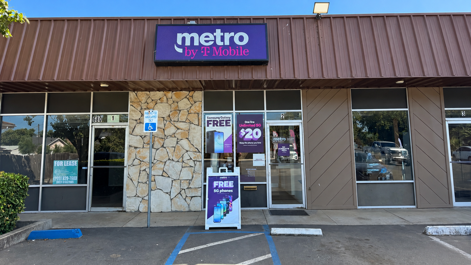 Metro by T-Mobile 680 South Ave - 680 South Ave 