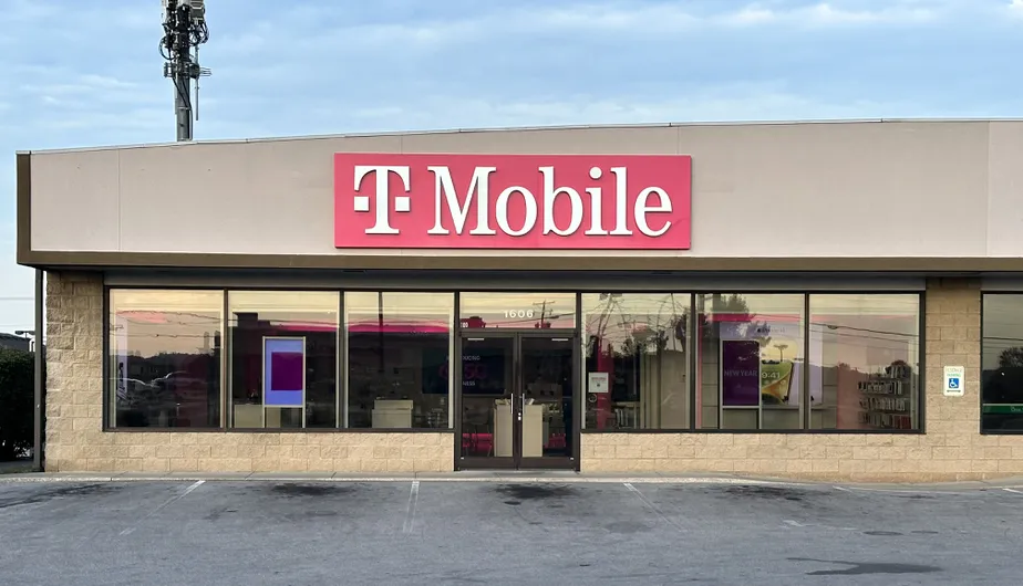 Exterior photo of T-Mobile Store at N Dixie Hwy & Ring Rd, Elizabethtown, KY