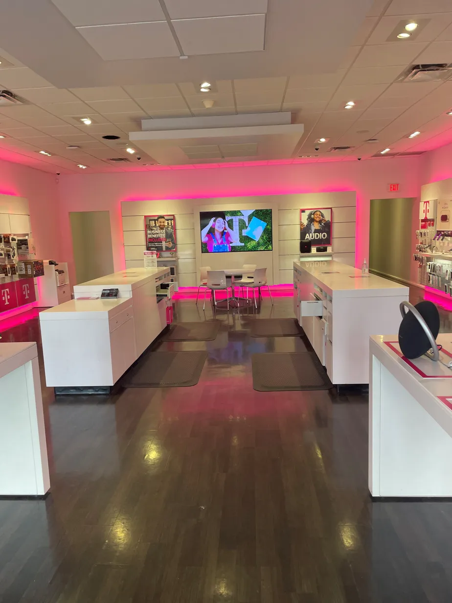  Interior photo of T-Mobile Store at Hillsboro Blvd & Powerline Rd, Deerfield Beach, FL 
