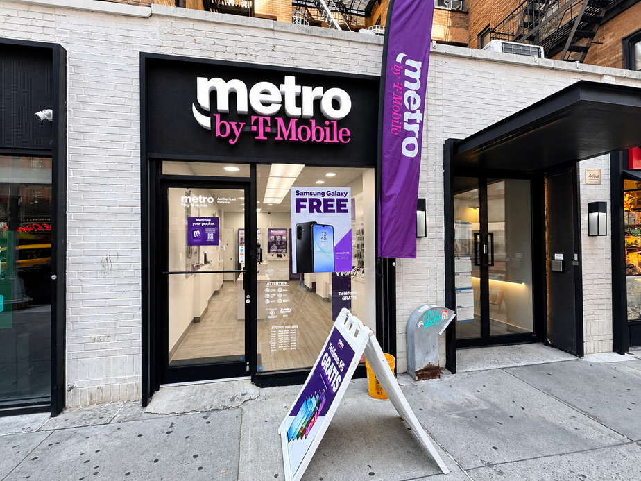 Metro by T-Mobile 225 W 23rd St - 225 W 23rd St 