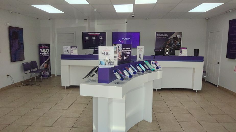 Metro by T-Mobile 4414 W Fuqua St - 4414 W Fuqua St 