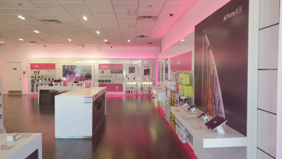 Foto del interior de la tienda T-Mobile en John Daly Blvd & Lake Merced, Daly City, CA