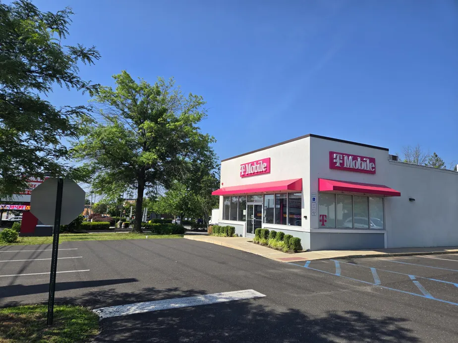  Exterior photo of T-Mobile Store at Bethlehem Pike & N Wales Rd, Montgomeryville, PA 