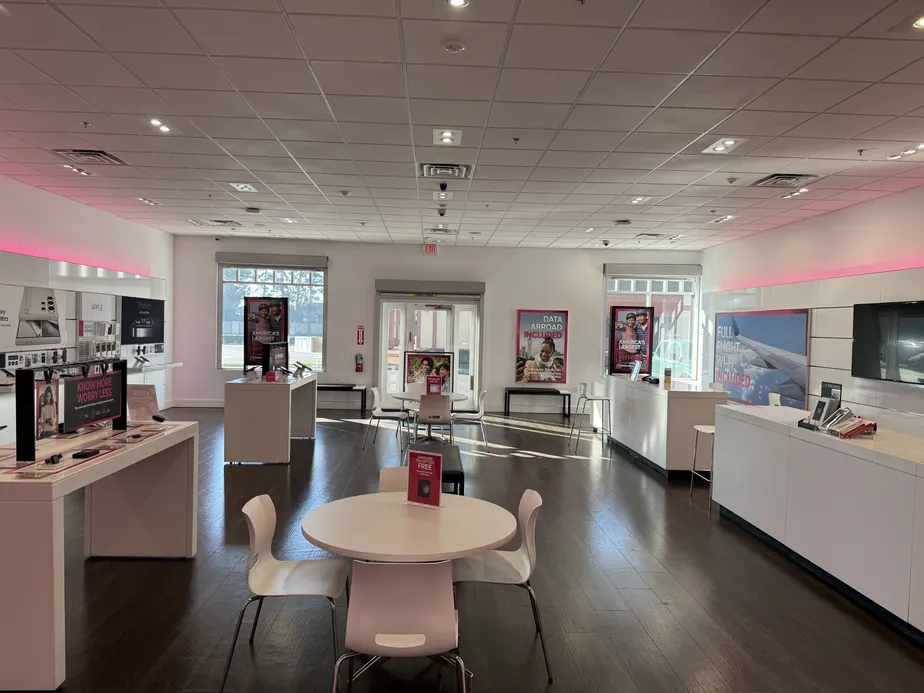 Foto del interior de la tienda T-Mobile en The Marketplace On Ming, Bakersfield, CA