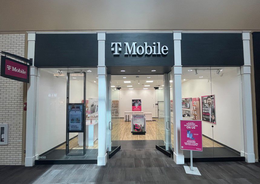 Exterior photo of T-Mobile Store at Jordan Creek Town Center, West Des Moines, IA