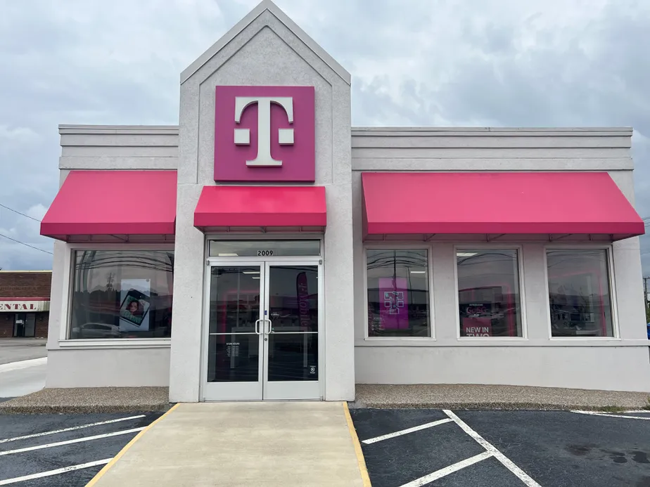 Exterior photo of T-Mobile Store at N Locust Ave & Helton Dr, Lawrenceburg, TN