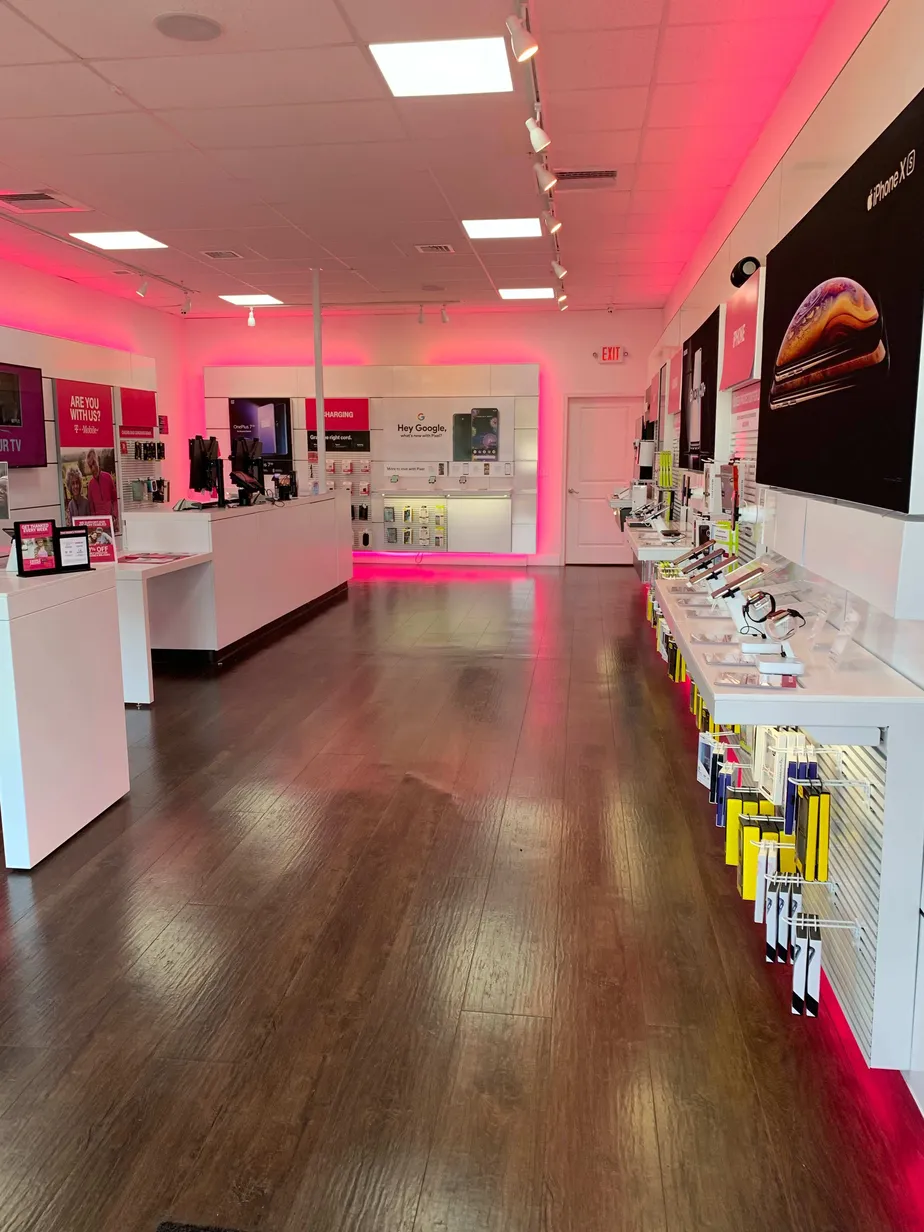 Foto del interior de la tienda T-Mobile en Gap Newport Pike & Hepburn Rd, Avondale, PA