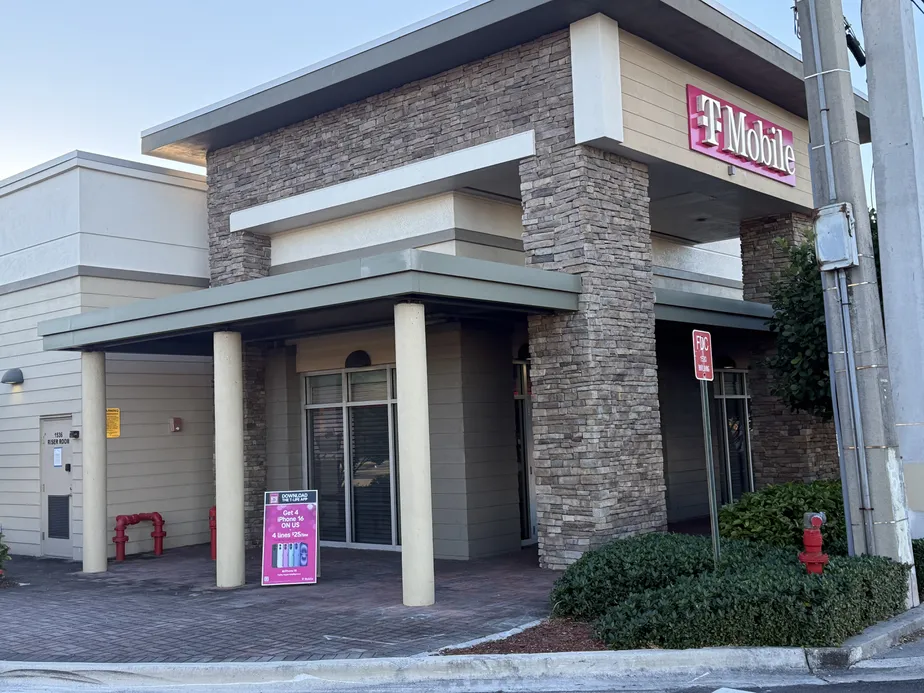  Exterior photo of T-Mobile Store at N Federal Hwy & Ne 15th Street, Ft Lauderdale, FL 