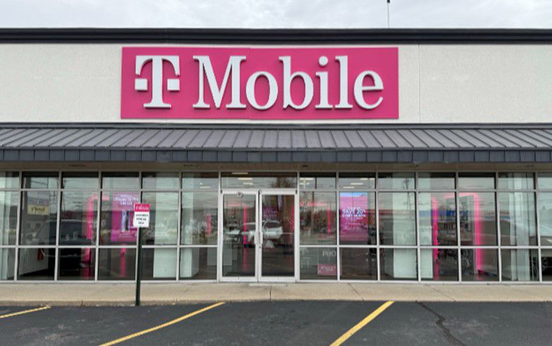  Exterior photo of T-Mobile Store at Main & Commerce, Bluffton, IN 