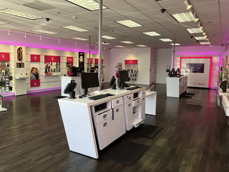 Foto del interior de la tienda T-Mobile en Rosecrans & Long Beach, Compton, CA