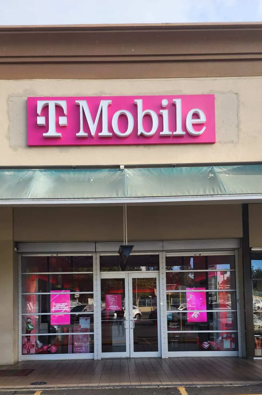 Foto del exterior de la tienda T-Mobile en Plaza San Francisco, San Juan, PR