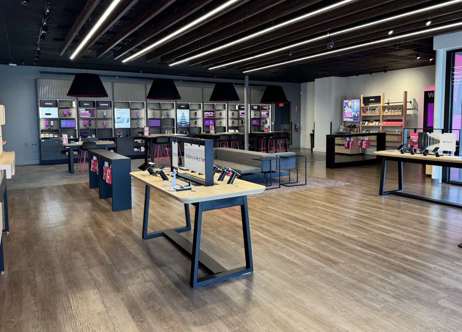 Interior photo of T-Mobile Store at Elmwood, Harahan, LA
