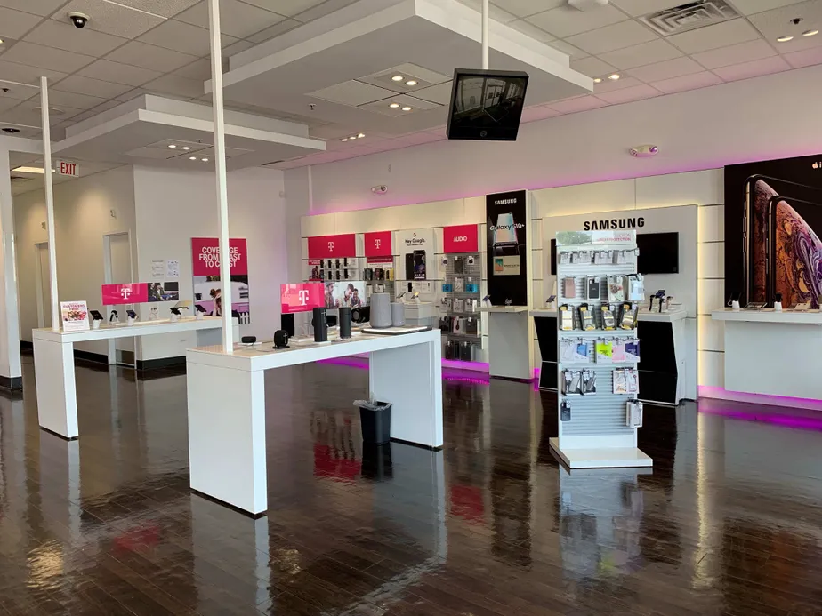 Foto del interior de la tienda T-Mobile en Boston & Sewell, Springfield, MA
