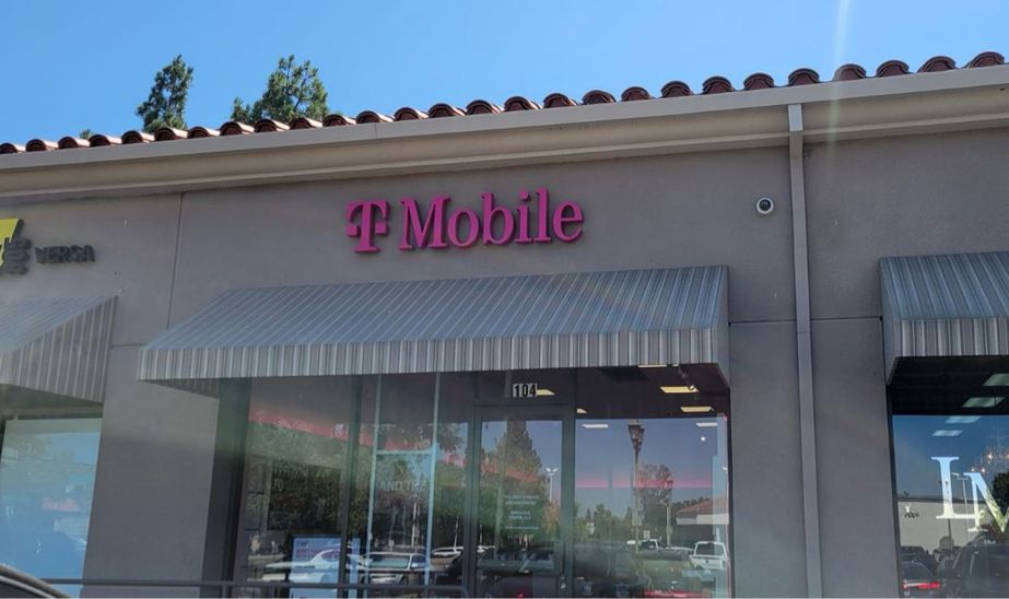 Exterior photo of T-Mobile Store at Country Oaks Plaza, Thousand Oaks, CA