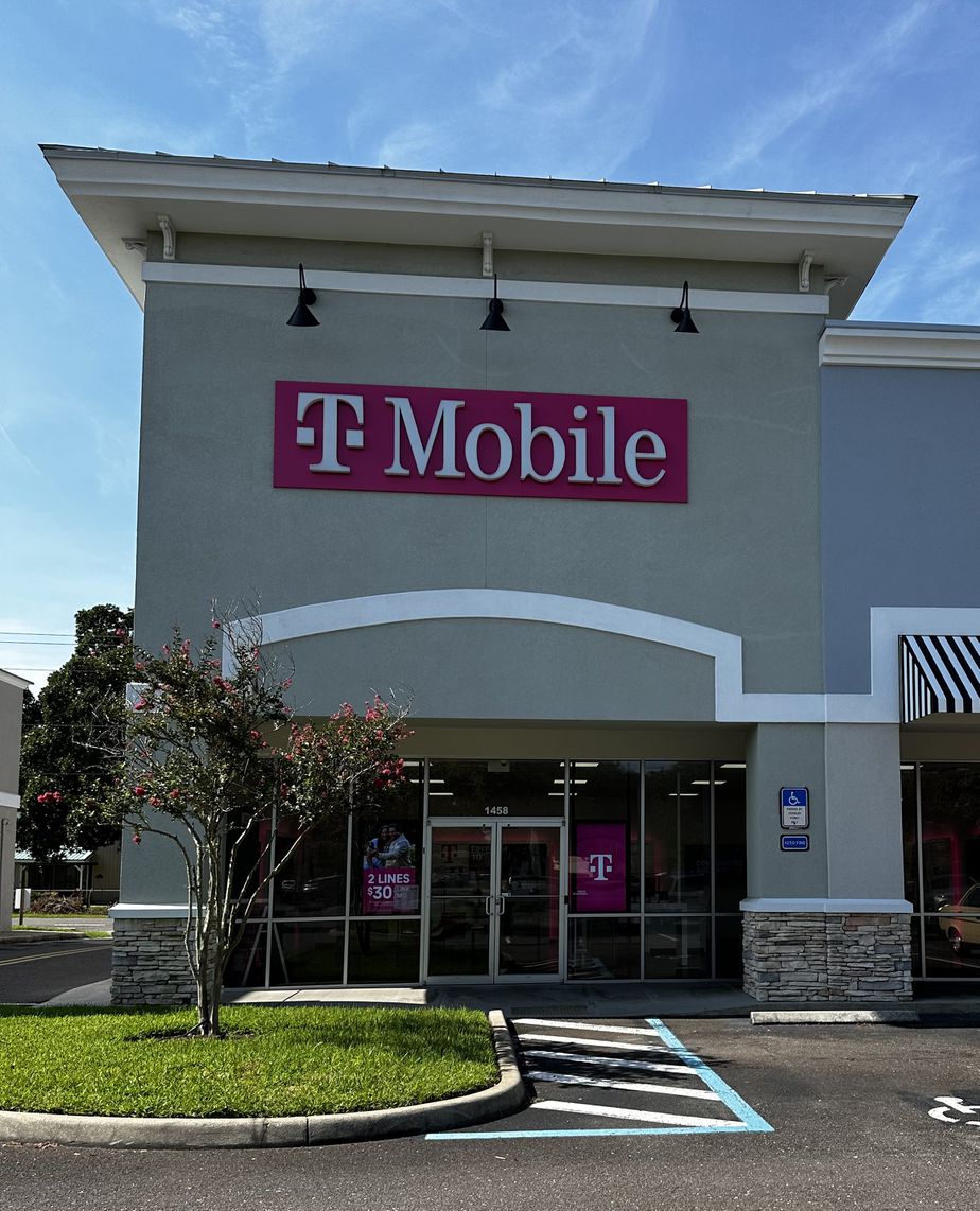 Exterior photo of T-Mobile Store at Sadler Rd & S 14th St, Fernandina Beach, FL