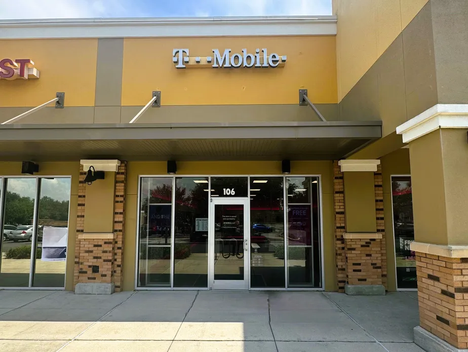  Exterior photo of T-Mobile Store at SE Maricamp & Midway Road, Ocala, FL 