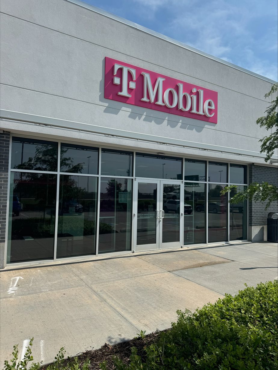 Exterior photo of T-Mobile Store at 124th & Dodge, Omaha, NE