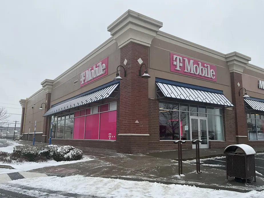 Foto del exterior de la tienda T-Mobile en Route 440 & New Hook Rd, Bayonne, NJ