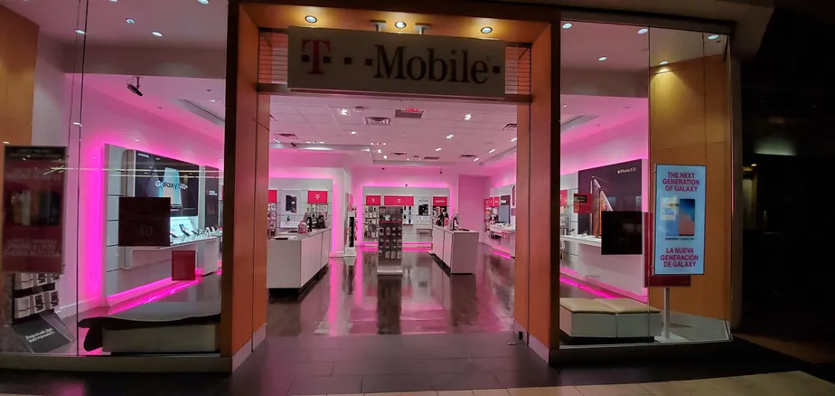 Exterior photo of T-Mobile store at Louis Joliet Mall, Joliet, IL