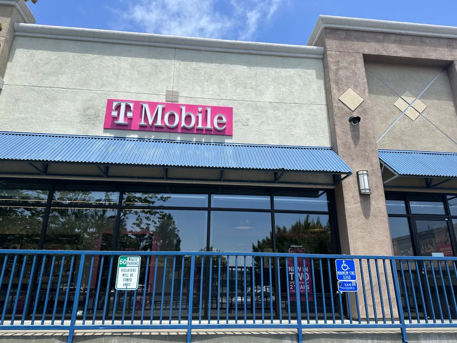 Foto del exterior de la tienda T-Mobile en Castro Valley & Lake Chabot, Castro Valley, CA