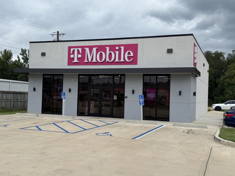 Exterior photo of T-Mobile Store at US 45 & 14th Ave N, Columbus, MS