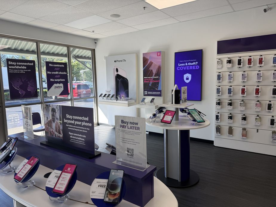 Metro by T-Mobile 11601 Canyon Road E, - 11601 Canyon Road E, 