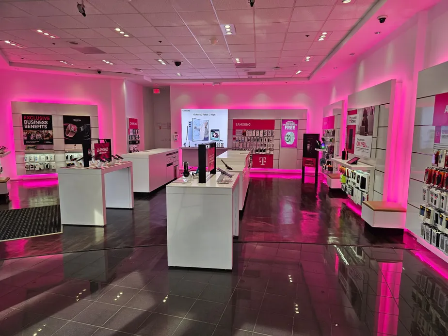 Foto del interior de la tienda T-Mobile en Coral Square - West Entrance, Coral Springs, FL