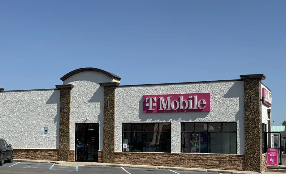  Exterior photo of T-Mobile Store at E 3rd St & Clayton Ave, Williamsport, PA 