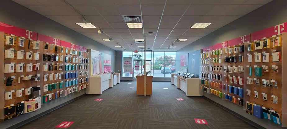 Foto del interior de la tienda T-Mobile en Eastman Ave & Joe Mann Blvd, Midland, MI